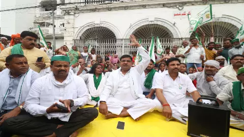 लखनऊ नगर निगम मुख्यालय पर किसानों की पंचायत, मार्ग किया जाम, पशु जब्त किए जाने का विरोध लखनऊ नगर निगम मुख्यालय पर किसानों की पंचायत, मार्ग किया जाम, पशु जब्त किए जाने का विरोध