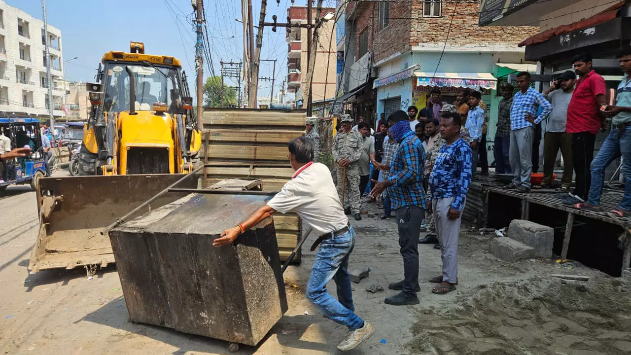 Aligarh News: यातायात व सफाई में बाधक बने 200 से ज़्यादा अतिक्रमण पर महाबली का बुलडोजर चला