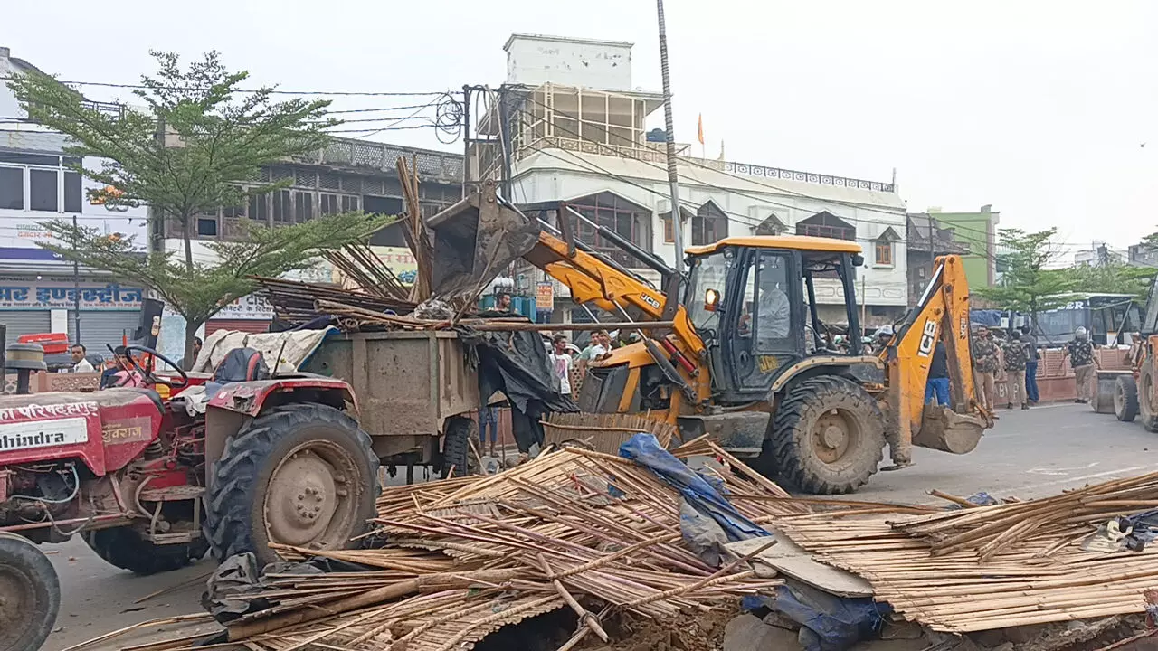 Hapur News: हापुड़ में हाईकोर्ट के आदेश पर अतिक्रमण पर गाज