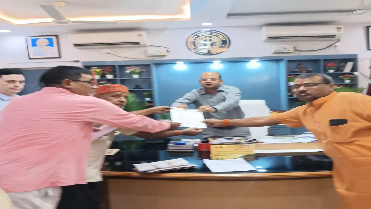 Balrampur News: ग्रामीण पत्रकारों के हित में DM को ज्ञापन, कल्याणकारी योजनाओं की माँग