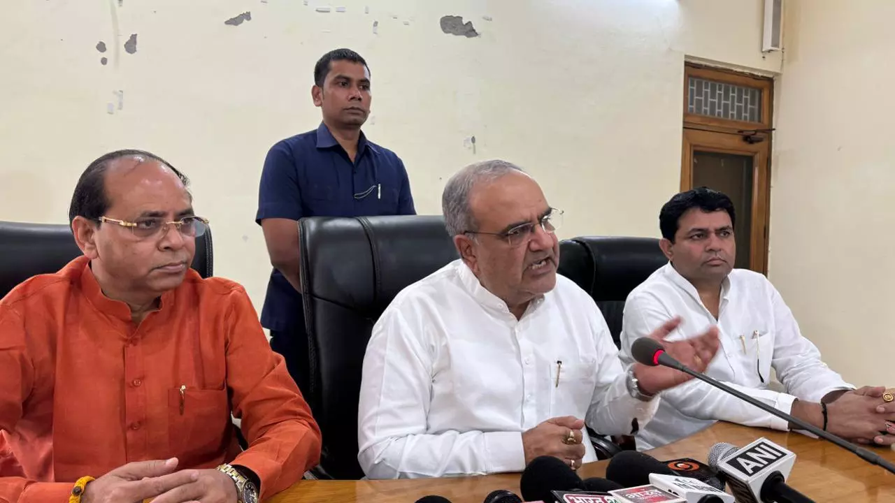 Hapur News: भूपेंद्र चौधरी ने कार्यकर्ताओं से की विस्तृत बैठक, विपक्ष पर साधा निशाना