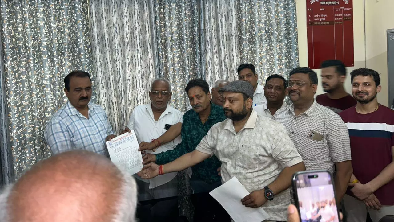 Hapur News: FSSAI के सख्त नियमों के खिलाफ हापुड़ व्यापारियों की बगावत, 17 सूत्रीय मांगपत्र सौंपा