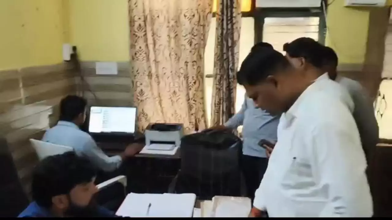 Sambhal News: संभल में एंटी करप्शन की बड़ी कार्रवाई: 12 हजार की रिश्वत लेते लेखपाल रंगे हाथ गिरफ्तार