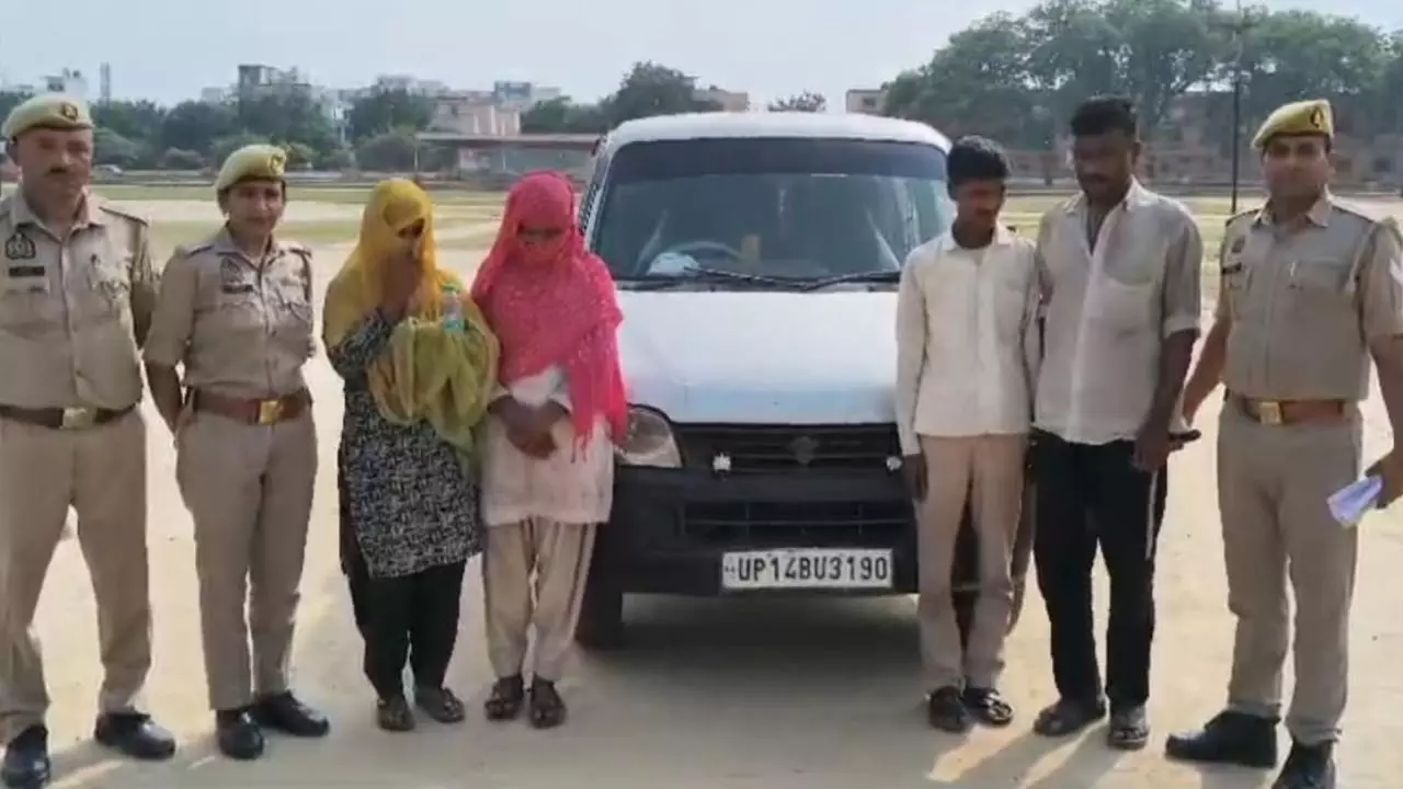 बुलंदशहर: हाईवे पर यात्रियों का सामान उड़ाने वाले गैंग का भंडाफोड़, 2 महिलाएं समेत 4 गिरफ्तार