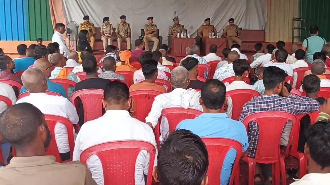 डीआईजी बस्ती ने सिद्धार्थनगर में जनचौपाल लगाकर ड्रोन और अफवाहों को लेकर किया जागरूक