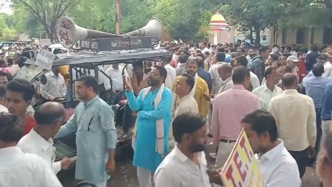 Jalaun News: जालौन में टीईटी अनिवार्यता के विरोध में शिक्षकों का प्रदर्शन, निकाली बाइक रैली