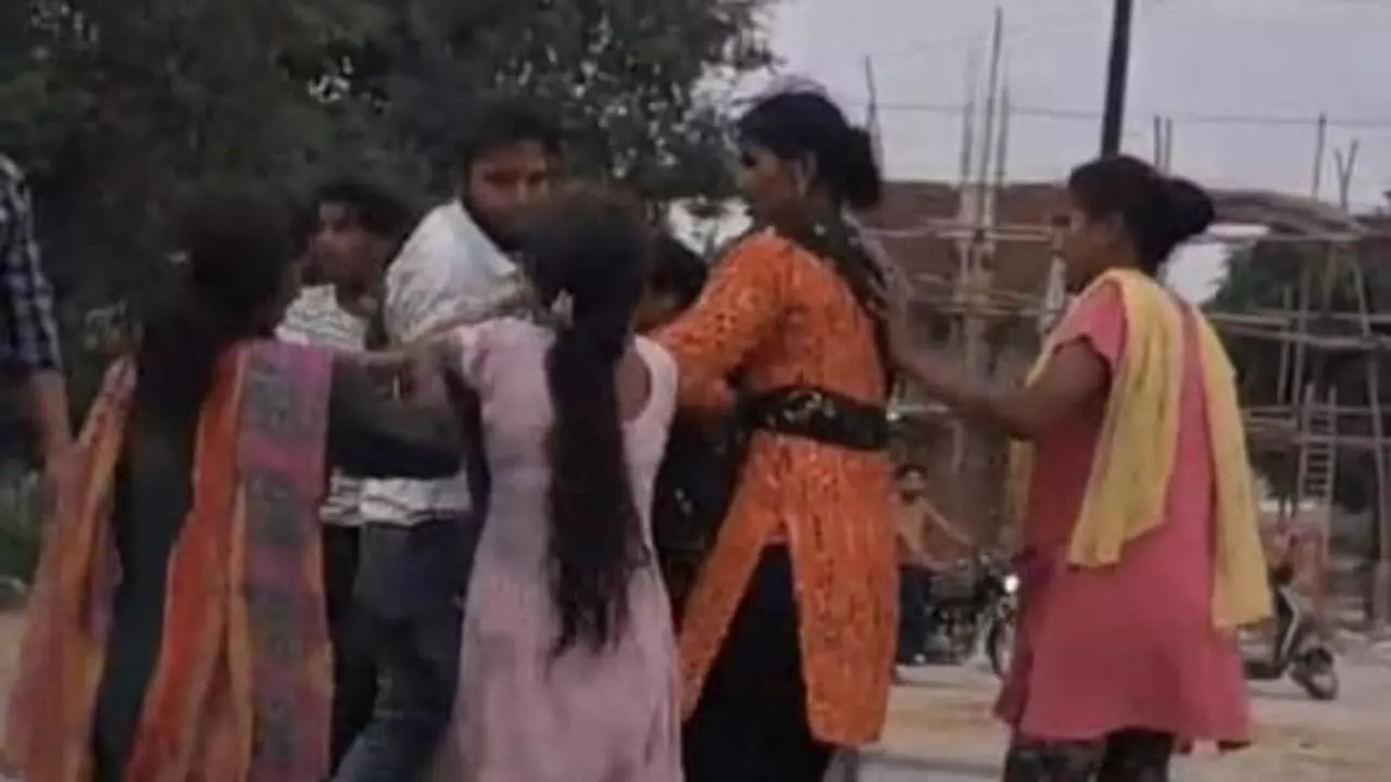 Bareilly News: आधा दर्जन महिलाओं ने युवक को बीच सड़क पर पीटा, पुलिस जांच में जुटी