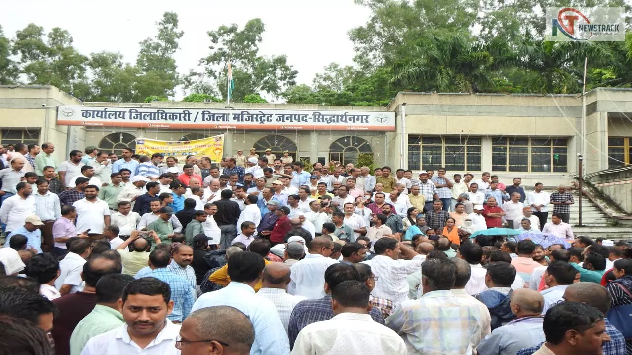 Teachers protest against compulsory TET, shared memorandum