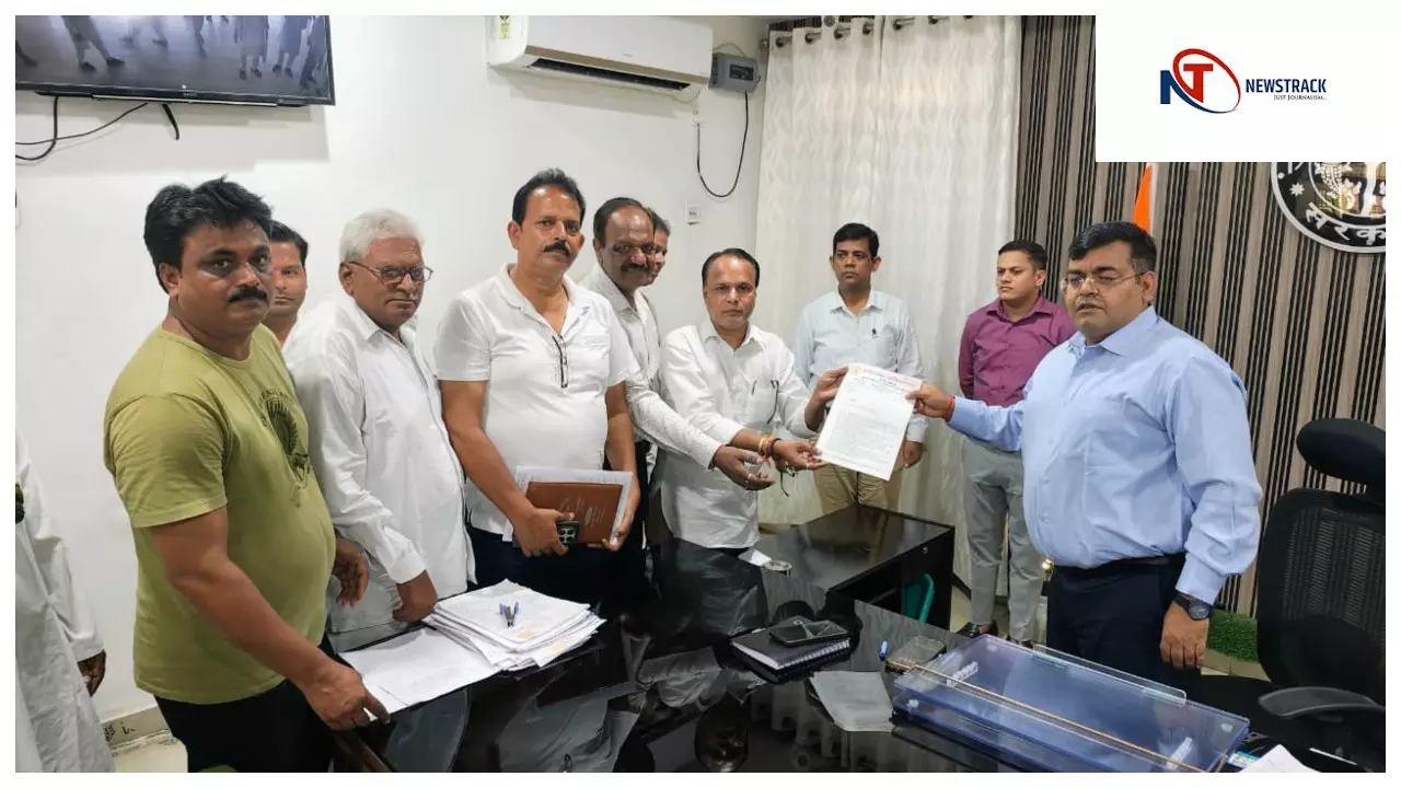 अलीगढ़ ग्रामीण पत्रकार एसोसिएशन ने जिलाधिकारी को सात सूत्रीय मांगों का ज्ञापन सौंपा