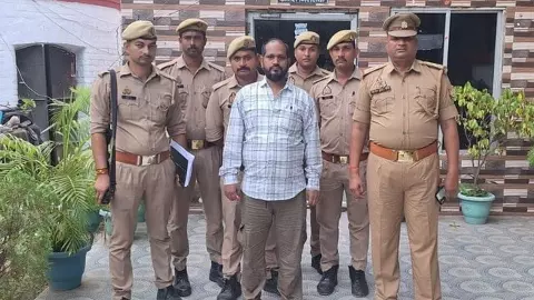 देवरिया में धर्मांतरण गैंग चलाने वाला मॉल मालिक उस्मान लखनऊ से हुआ गिरफ्तार, फरार पत्नी की तलाश देवरिया में धर्मांतरण गैंग चलाने वाला मॉल मालिक उस्मान लखनऊ से हुआ गिरफ्तार, फरार पत्नी की तलाश