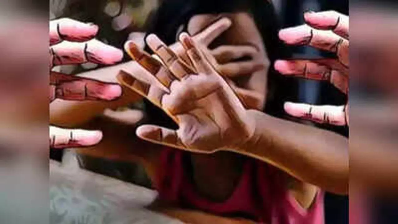 Hapur News: रिश्तेदारी के भरोसे की आड़ में हैवानियत! छात्रा से शारीरिक संबंध के लिए दबाव