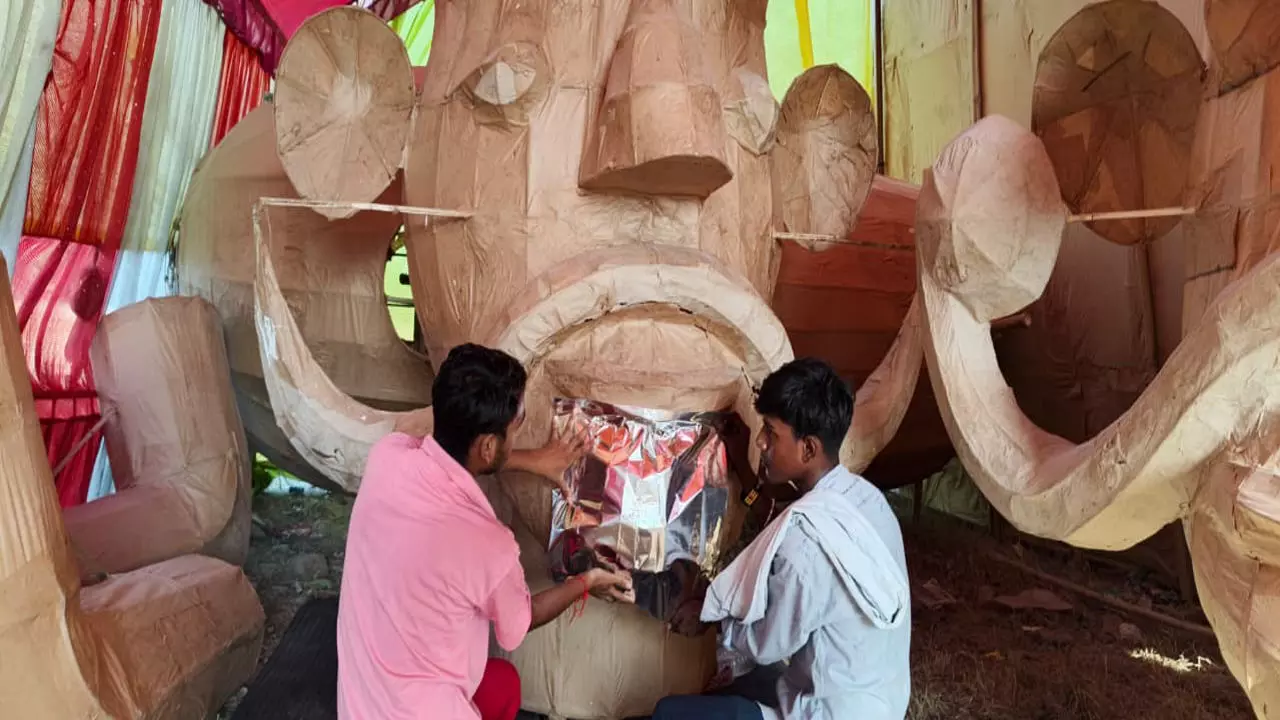 Hapur News: नगर में दशहरे का महा धमाका: चार पीढ़ियों से चली आ रही विरासत के पुतलों ने बिखेरी रौनक