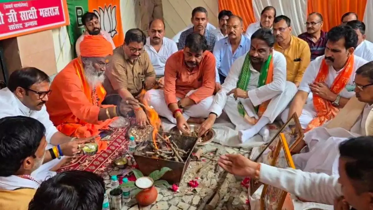 Unnao News: उत्साह से मना PM मोदी का जन्मदिन, साक्षी महाराज के कार्यालय में हुआ हवन-पूजन