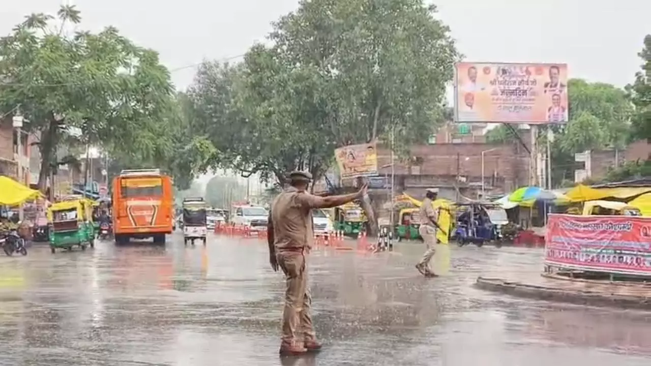 Kaushambi News: कौशाम्बी में बारिश के बीच मंत्री प्रोटोकॉल पर डटी पुलिस, जनता ने की सराहना