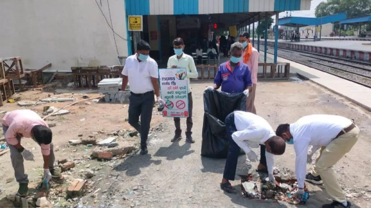Hardoi News: हरदोई रेलवे स्टेशन पर स्वच्छता शपथ और रैली का आयोजन