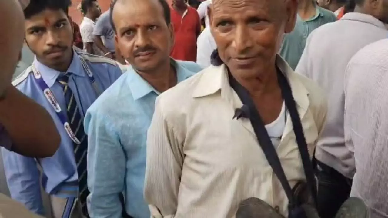 Gorakhpur News: फरार बैंक मालिक के पिता को पहनाई जूतों की माला, ग्राहकों ने किया चक्का जाम