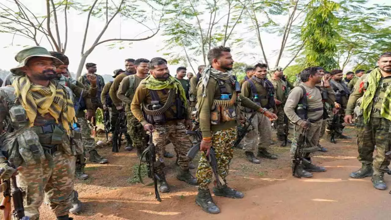 छत्तीसगढ़ में 12 नक्सलियों का ऐतिहासिक सरेंडर, 9 पर था 18 लाख का इनाम