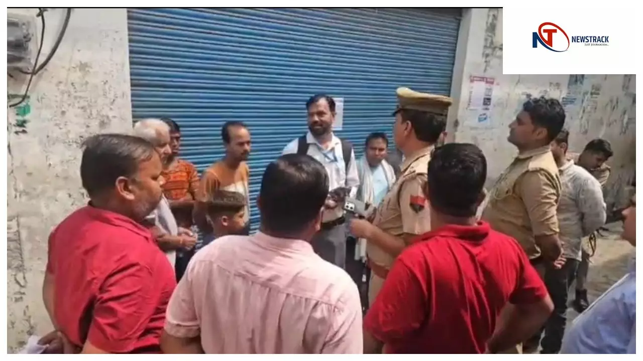 एटा: किराए के विवाद में मकान मालिक ने केनरा बैंक शाखा पर लगाया ताला, ग्राहकों की बढ़ी मुश्किल