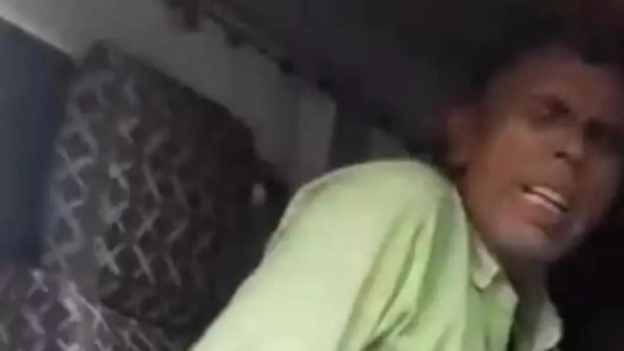 Bareilly News: थाने से कुछ कदम दूरी पर ट्रक हादसा, ड्राइवर 1 घंटे फंसा रहा, हालत नाजुक