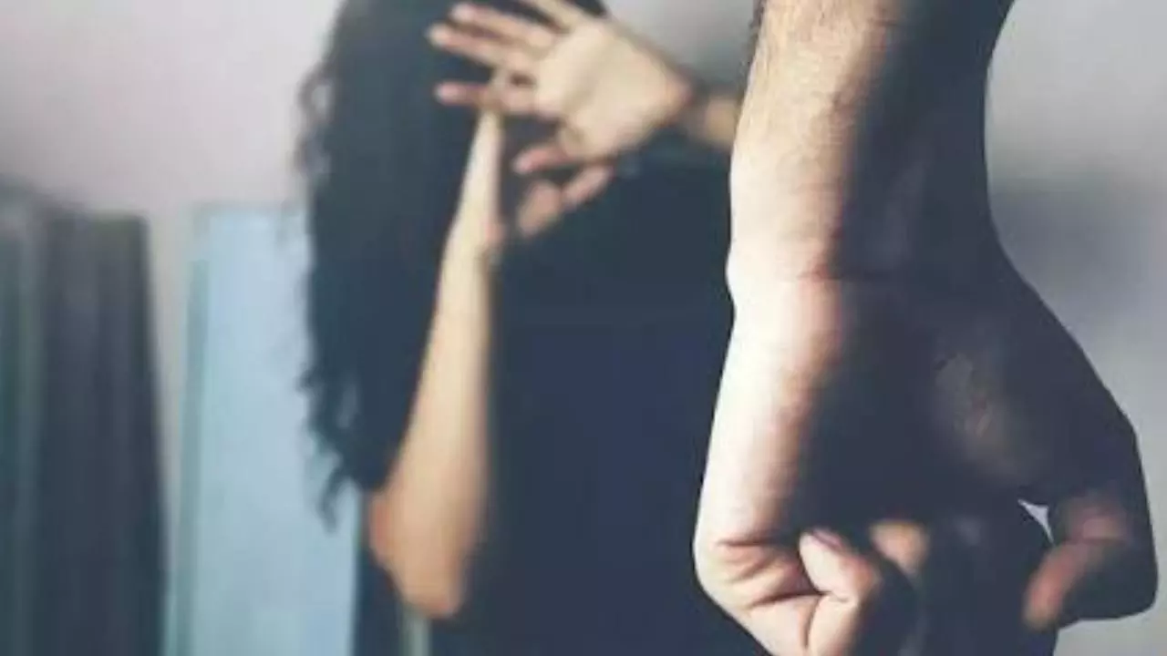 Hathras News: हाथरस में महिला को प्रेमजाल में फंसाने का मामला, आरोपी के खिलाफ मुकदमा दर्ज