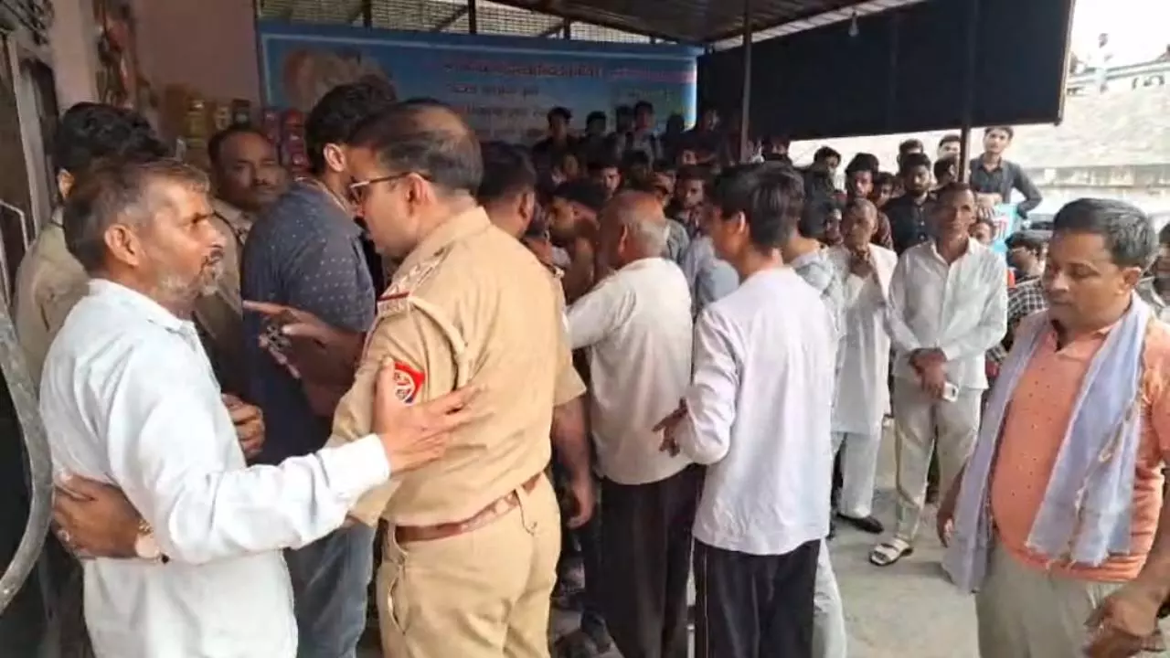 Mathura News: निजी विश्वविद्यालय हॉस्टल में बीटेक छात्रा की संदिग्ध मौत, परिजनों का हंगामा