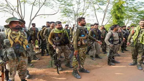 छत्तीसगढ़ में 12 नक्सलियों का ऐतिहासिक सरेंडर, 9 पर था 18 लाख का इनाम छत्तीसगढ़ में 12 नक्सलियों का ऐतिहासिक सरेंडर, 9 पर था 18 लाख का इनाम