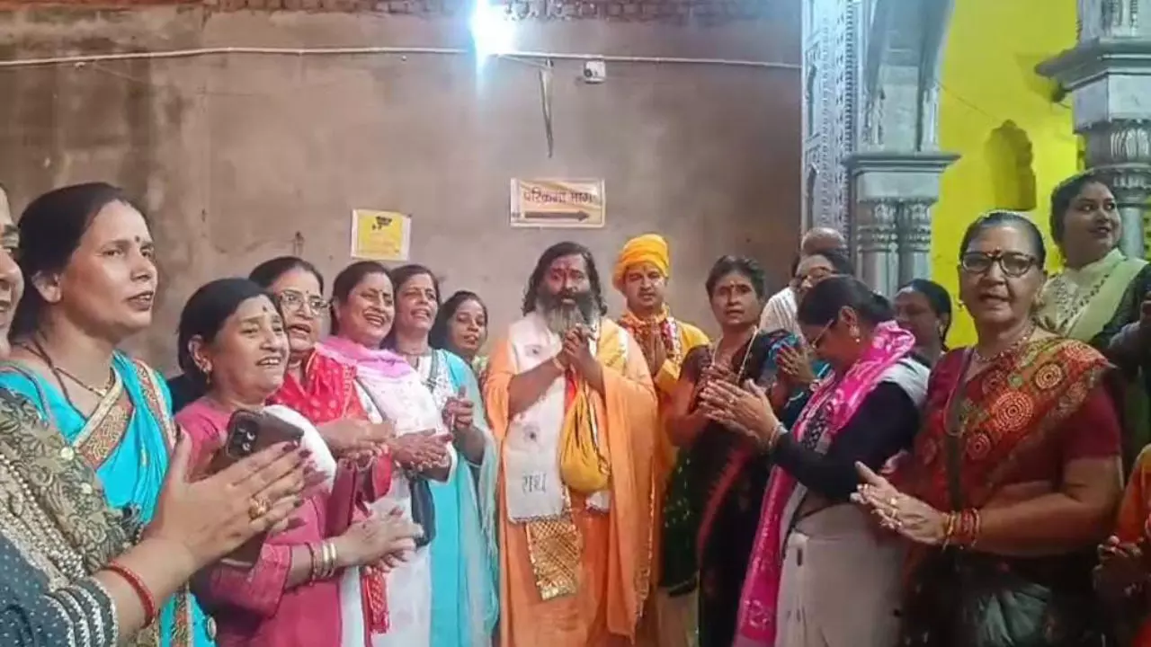 Mathura News: संतों ने त्योहारों में मुस्लिमों के प्रवेश पर जताई आपत्ति