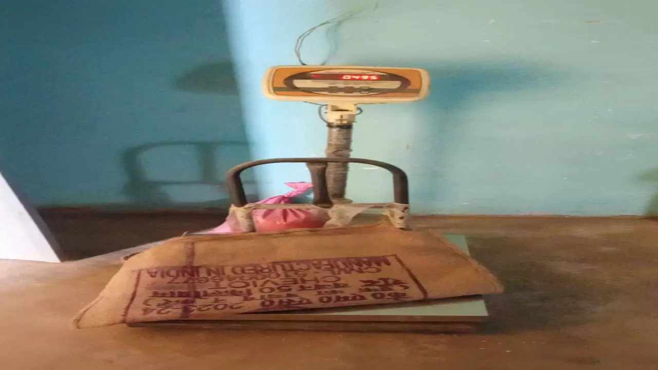 Kannauj News: उदैतापुर में अवैध रूप से संचालित हो रही राशन की दुकान, घटतौली के लगे आरोप