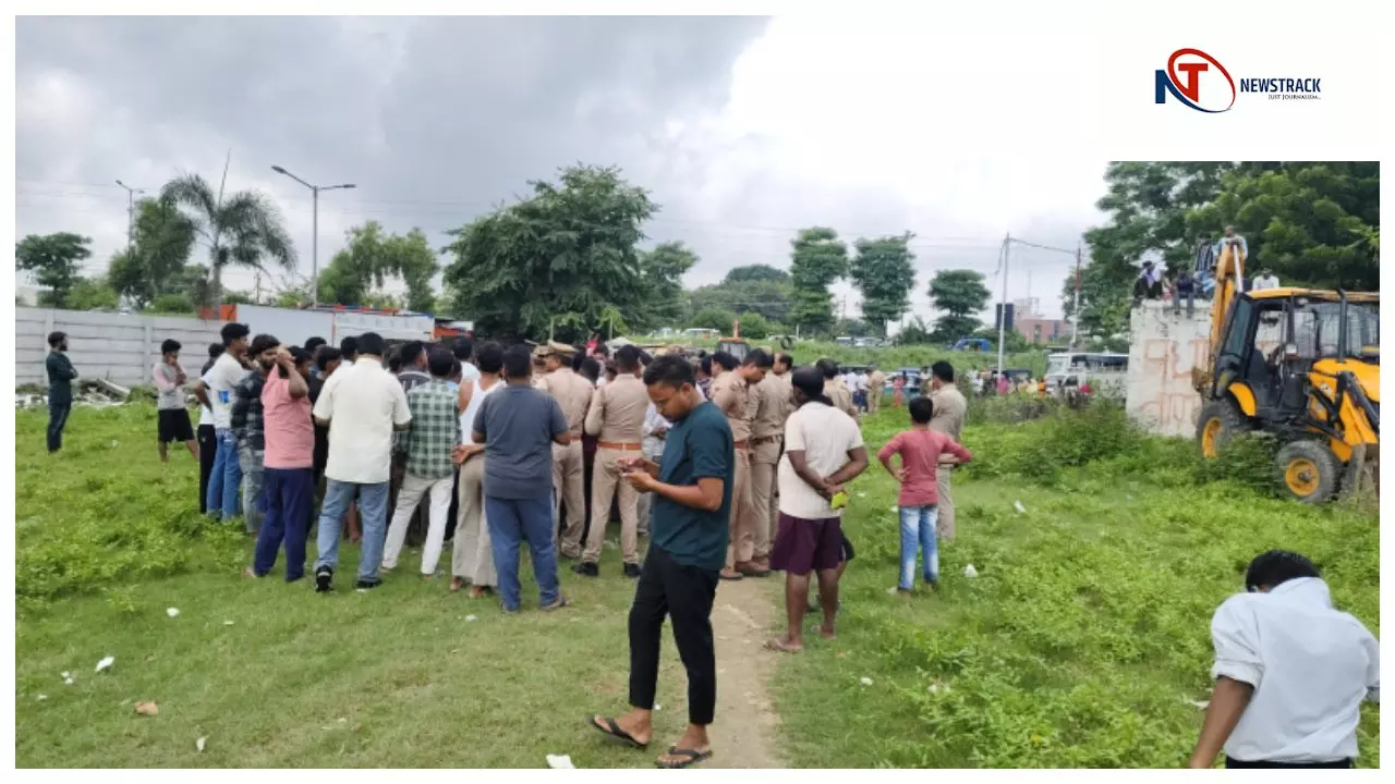 LDA बुलडोजर लेकर कार्रवाई करने पहुंचा, परिवार छत पर चढ़कर करने लगा विरोध, पुलिस ने समझदारी से नीचे उतारा