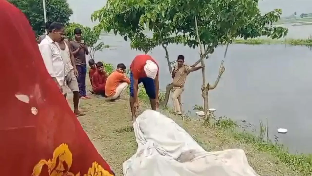 Bahraich News: ग्राम निंदीपुर में नाव पलटने से तीन की मौत, पुलिस ने शव बरामद किए