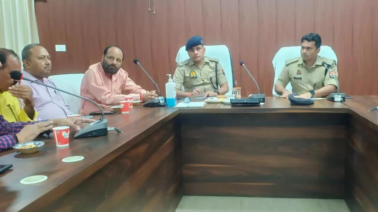 Chandauli News: एडिशनल एसपी ने पेट्रोल पंप संचालकों को दिए कड़े निर्देश: नो हेलमेट, नो फ्यूल