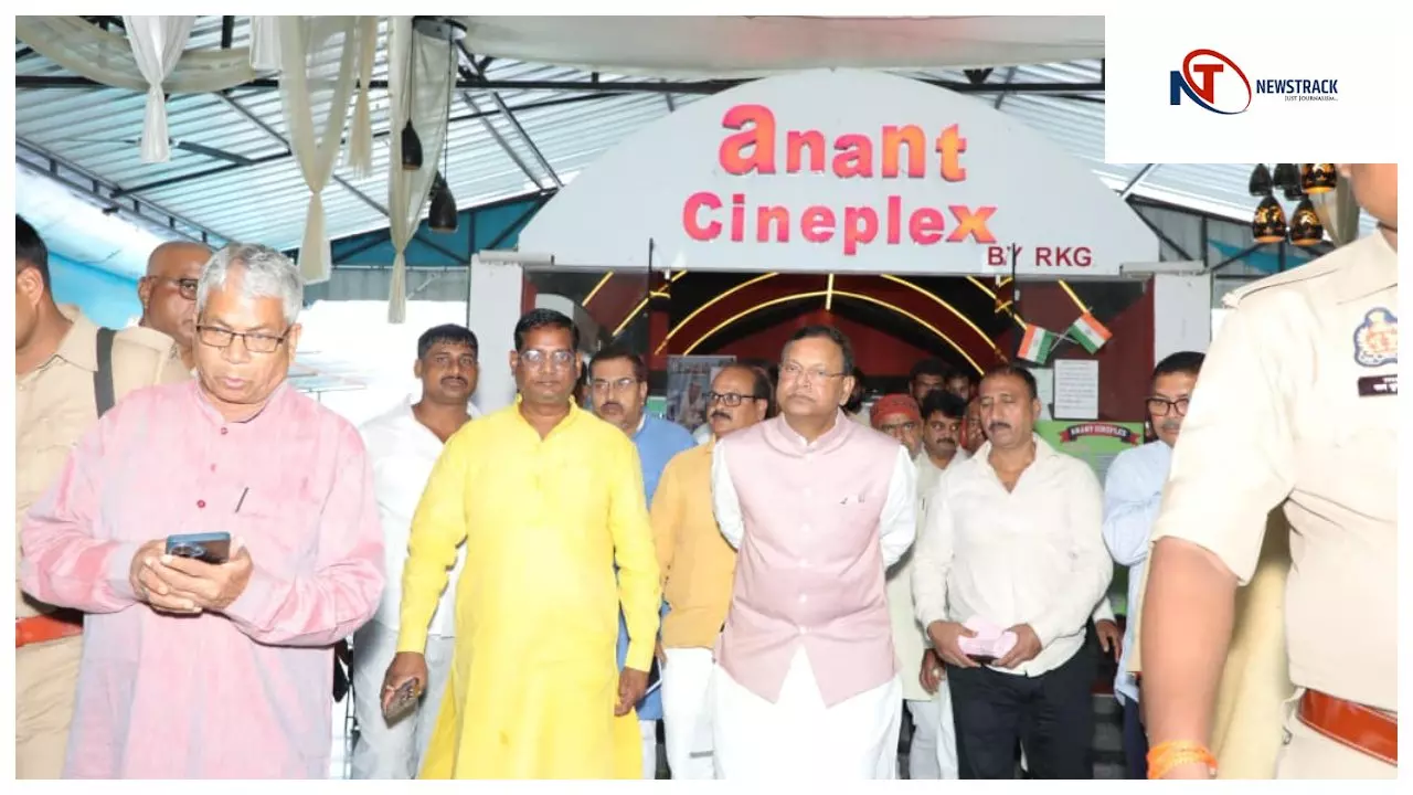 महराजगंज में डॉक्यूमेंट्री ‘चलो जीते हैं’ देखकर भावुक हुए मंत्री पंकज चौधरी, युवाओं से प्रेरणा लेने