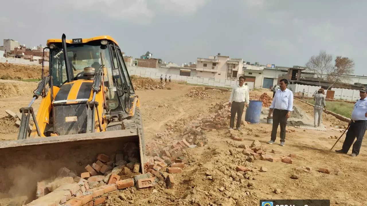 Hapur News: हापुड़ में HPDA की बड़ी कार्रवाई: अवैध प्लॉटिंग पर चला बुलडोजर, दो निर्माण सील
