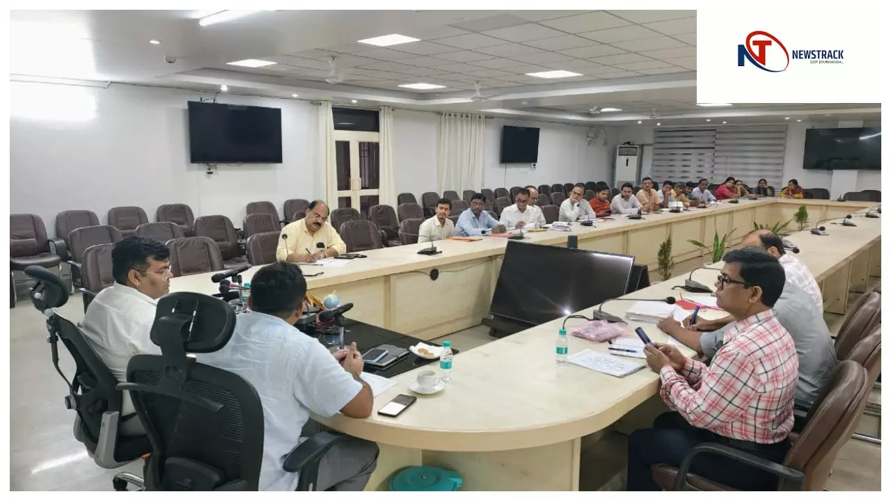 अलीगढ़ की सभी सड़कों को 15 अक्टूबर तक गड्ढा मुक्त करने के निर्देश डीएम संजीव रंजन ने दिए