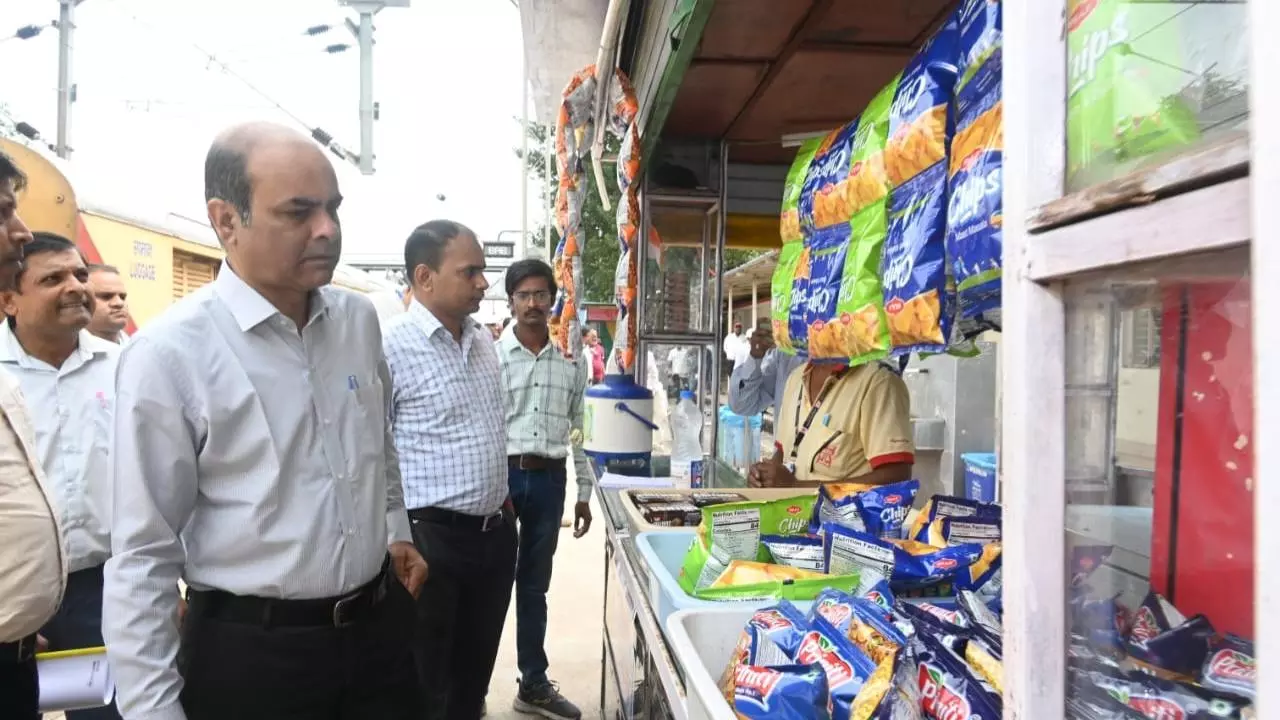 Jhansi News: कबाड़ देखकर डीआरएम हुए नाराज़, निरीक्षण में दिए सफाई और विकास कार्यों के निर्देश