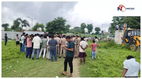 LDA बुलडोजर लेकर कार्रवाई करने पहुंचा, परिवार छत पर चढ़कर करने लगा विरोध, पुलिस ने समझदारी से नीचे उतारा LDA बुलडोजर लेकर कार्रवाई करने पहुंचा, परिवार छत पर चढ़कर करने लगा विरोध, पुलिस ने समझदारी से नीचे उतारा