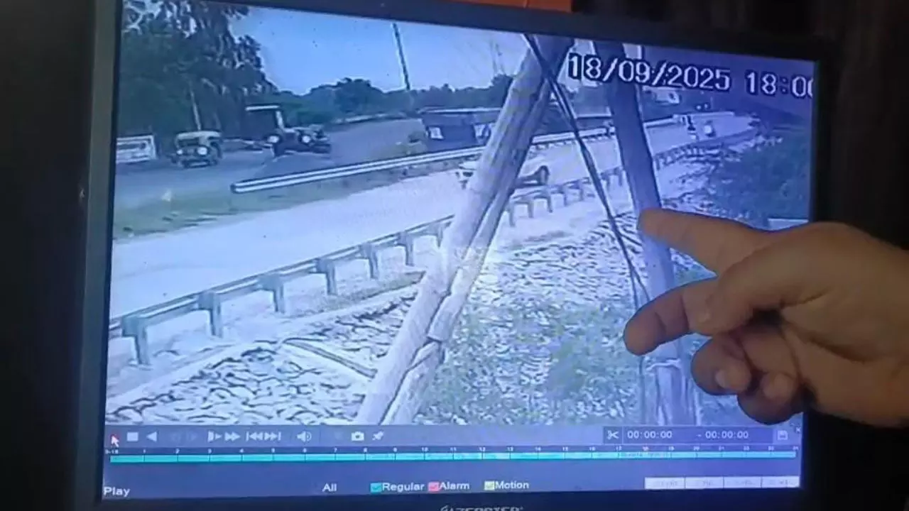 Jalaun News: कोचिंग से लौट रहीं छात्राओं को कार ने रौंदा, एक की मौत, दो गंभीर घायल
