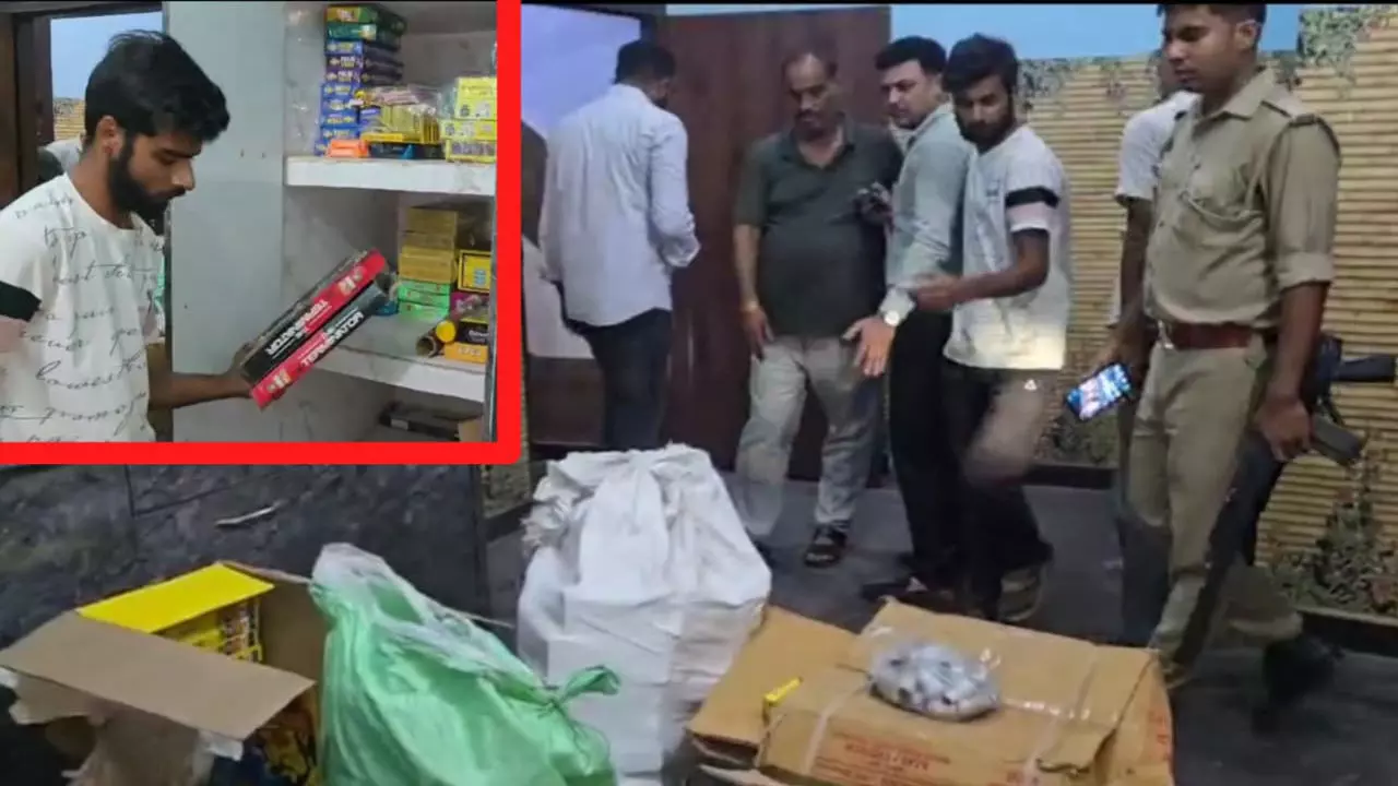 Bulandshahr News: खुर्जा में छापा: लाखों की अवैध आतिशबाजी बरामद, व्यापारी गिरफ्तार