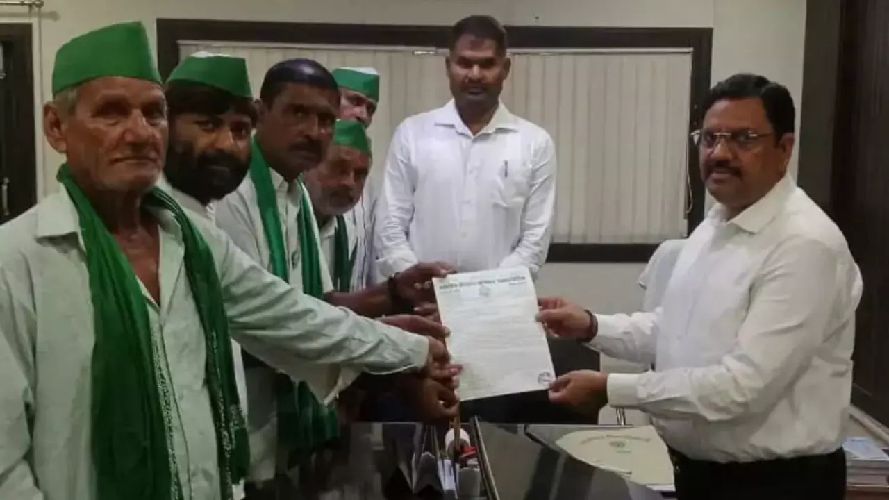 Auraiya News: किसान पंचायत में उठी समस्याओं की गूंज, चार सूत्रीय मांगों का ज्ञापन सौंपा गया