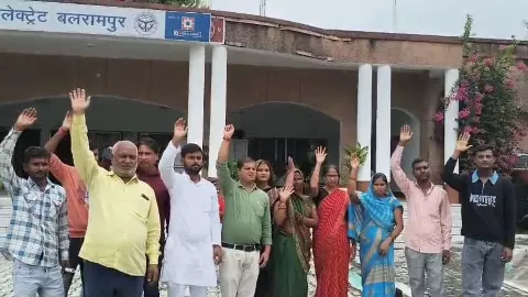 Balrampur News: ओवरब्रिज बना मुसीबत, बलरामपुर के दुकानदार बेघर होने की कगार पर Balrampur News: ओवरब्रिज बना मुसीबत, बलरामपुर के दुकानदार बेघर होने की कगार पर