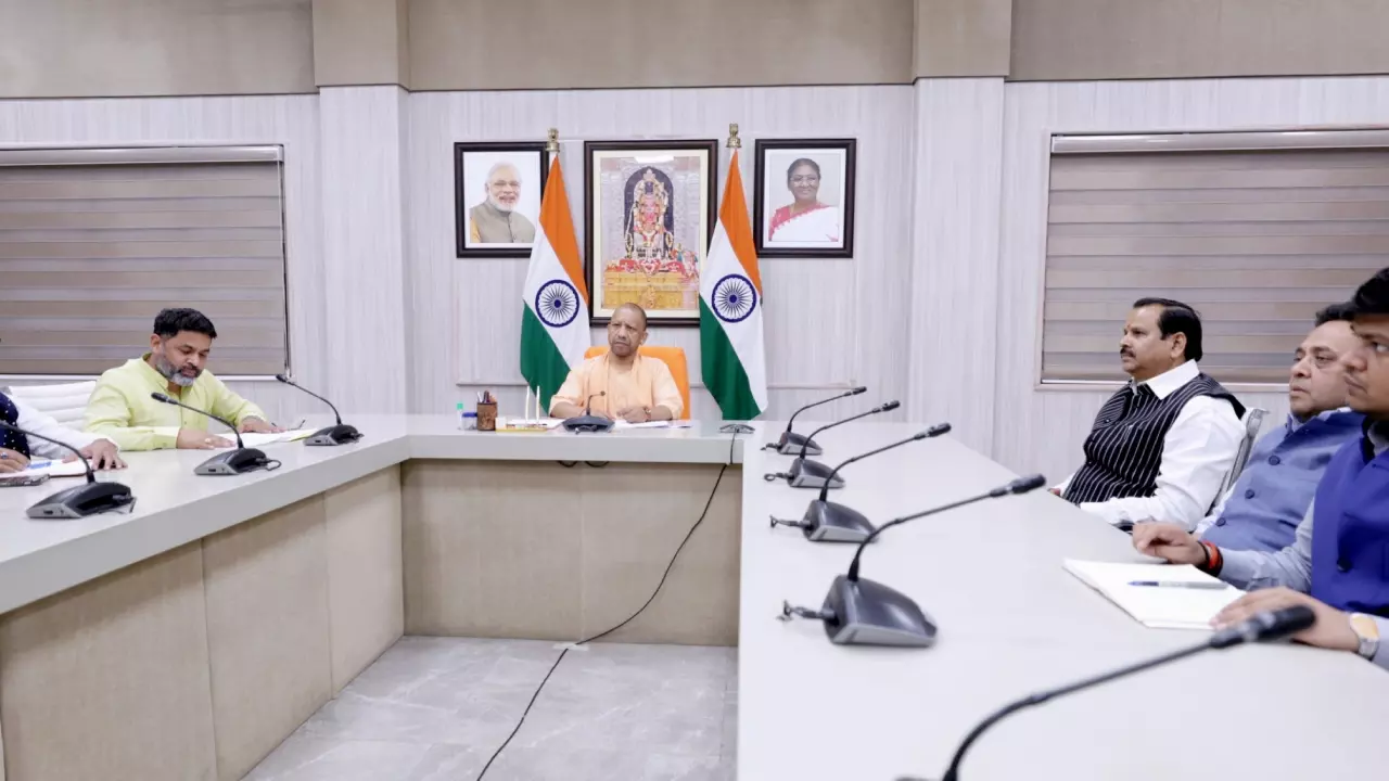 GST रिफॉर्म से होने वाले लाभ को व्यापारी से लेकर ग्राहकों तक पहुंचाए जनप्रतिनिधि: CM योगी