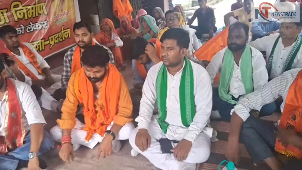 Aligarh News: अलीगढ़ में गौशाला निर्माण की मांग को लेकर भाकियू व युवा हिंदू दल का प्रदर्शन