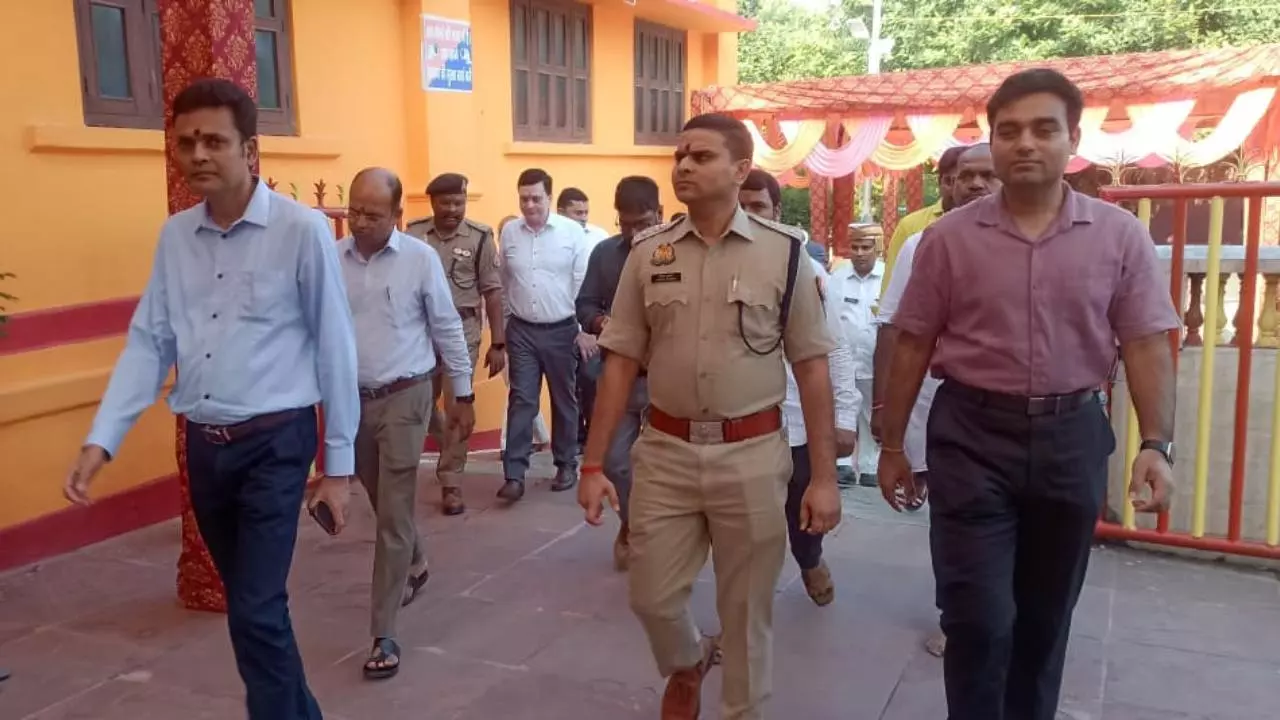 बलरामपुर में मंडलायुक्त ने मां पाटेश्वरी मंदिर व शारदीय नवरात्रि मेले की व्यवस्थाओं का किया निरीक्षण