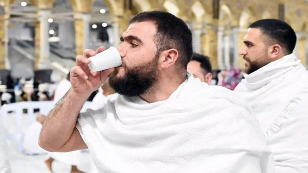 Why do Muslims drink Zamzam water while standing| Zamzam Pani in Makka ...