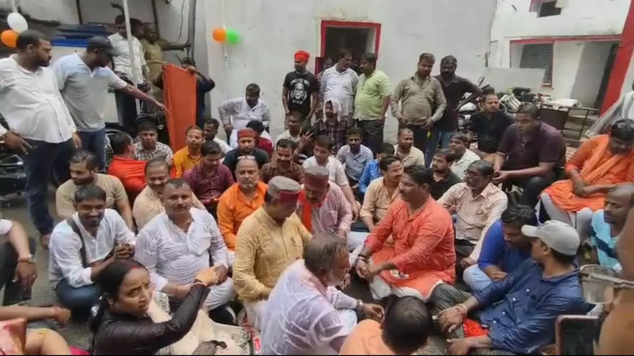 मिर्जापुर में राज्यमंत्री धरने पर बैठे, BJP नेता से मारपीट के आरोपी दारोगा पर कार्रवाई