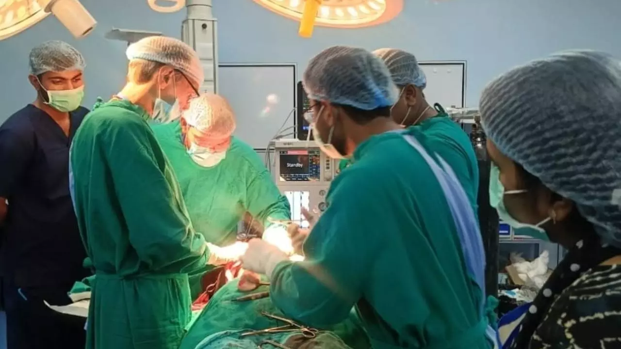 निजी अस्पताल मांग रहा था 2 लाख, चंदौली मेडिकल कॉलेज ने मात्र ₹450 में किया ब्रेस्ट कैंसर का ऑपरेशन