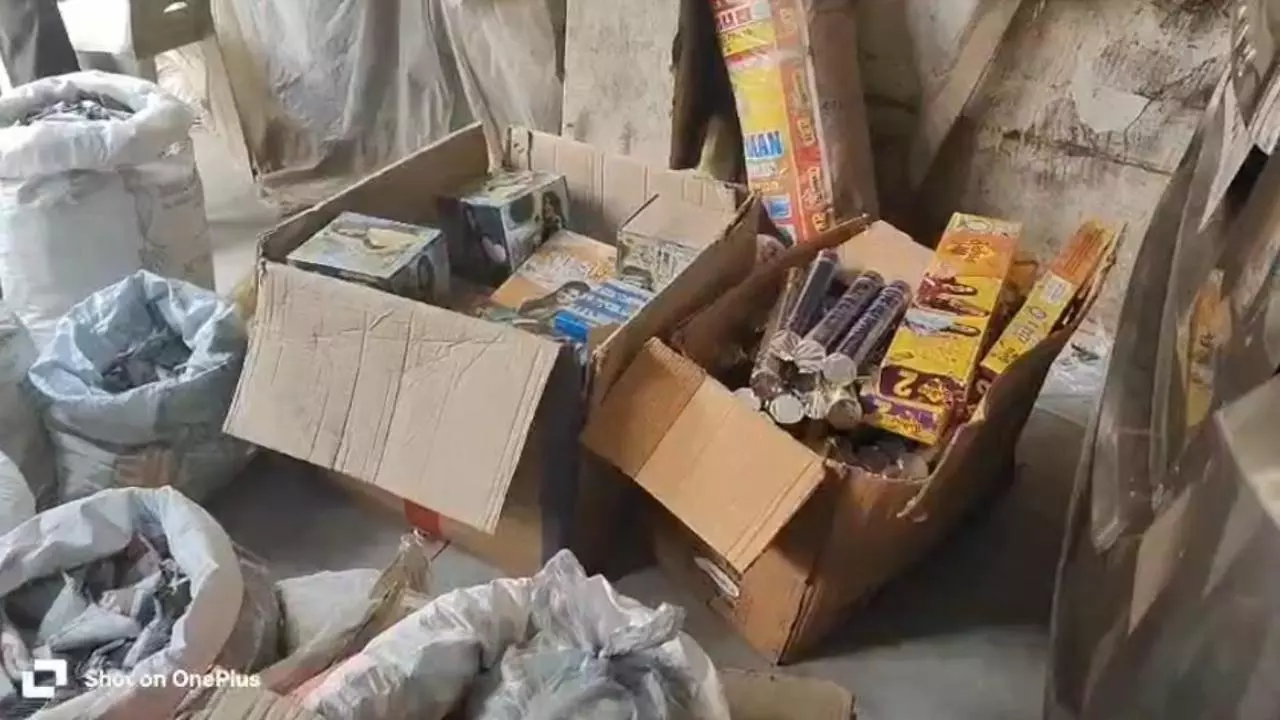 Hardoi News: संडीला एसडीएम की कार्रवाई में खुलासा, रिहायशी इलाके से मिली पटाखों की खेप Hardoi News: संडीला एसडीएम की कार्रवाई में खुलासा, रिहायशी इलाके से मिली पटाखों की खेप