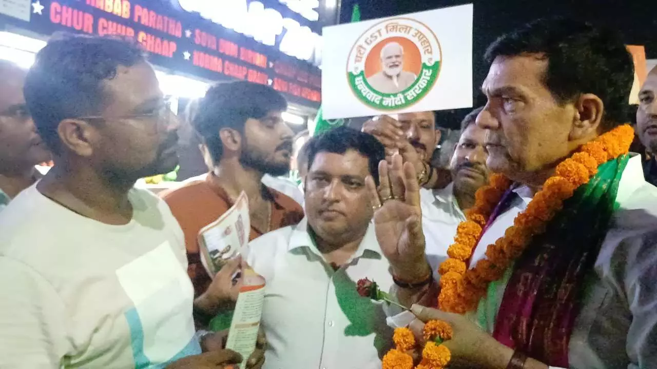 लखनऊ की चटोरी गली में मंत्री एके शर्मा ने जीएसटी रिफॉर्म के फायदे बताए, व्यापारियों की सुनी समस्याएं लखनऊ की चटोरी गली में मंत्री एके शर्मा ने जीएसटी रिफॉर्म के फायदे बताए, व्यापारियों की सुनी समस्याएं