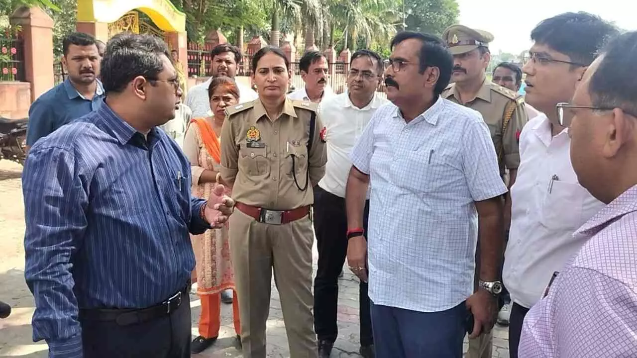 Jhansi News: लक्ष्मी तालाब पर दुर्गा प्रतिमा विसर्जन की तैयारी, DM ने लिया सुरक्षा इंतजामों का जायजा