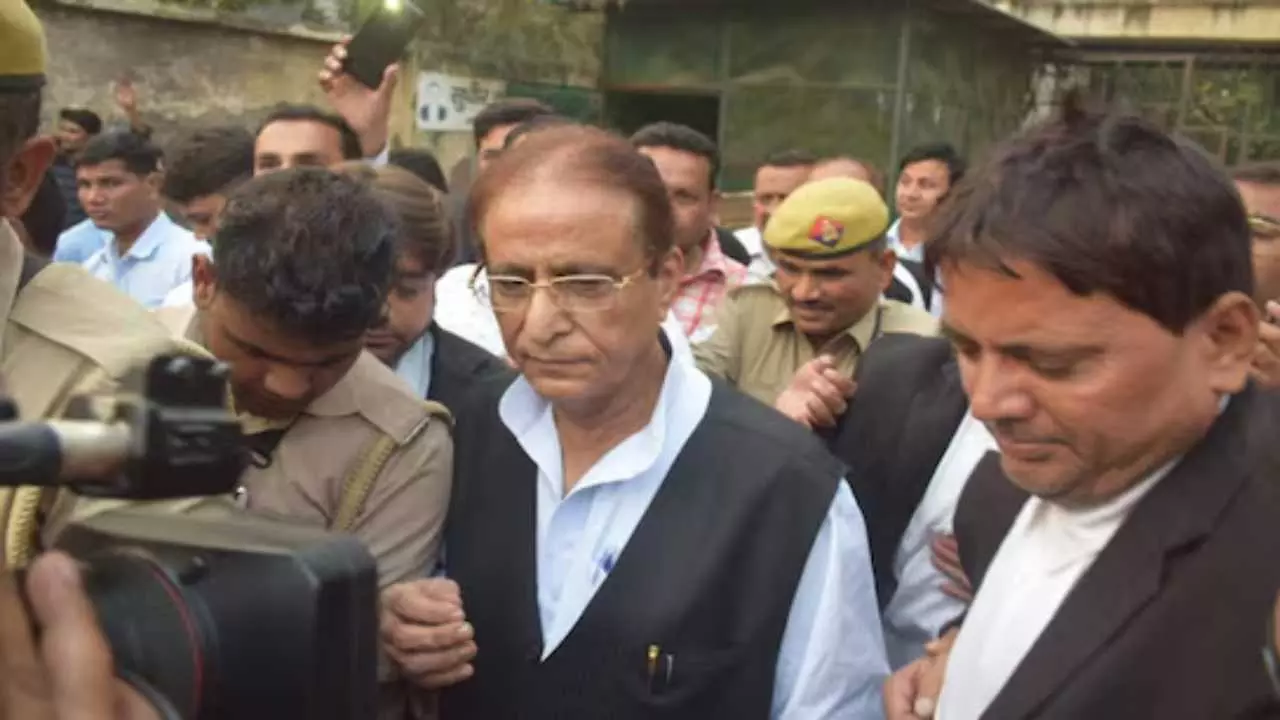 इन्हें परेशान करने का क्या मतलब...? पुलिस अधिकारीयों पर अचानक बरसे आजम खान, लगाए संगीन आरोप इन्हें परेशान करने का क्या मतलब...? पुलिस अधिकारीयों पर अचानक बरसे आजम खान, लगाए संगीन आरोप